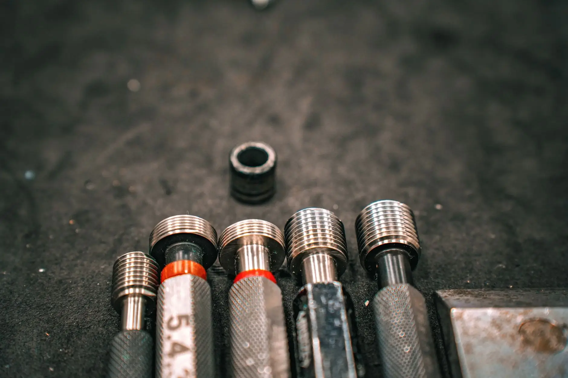 珠宝定制中的镶石工艺技术难点与解决方案解析