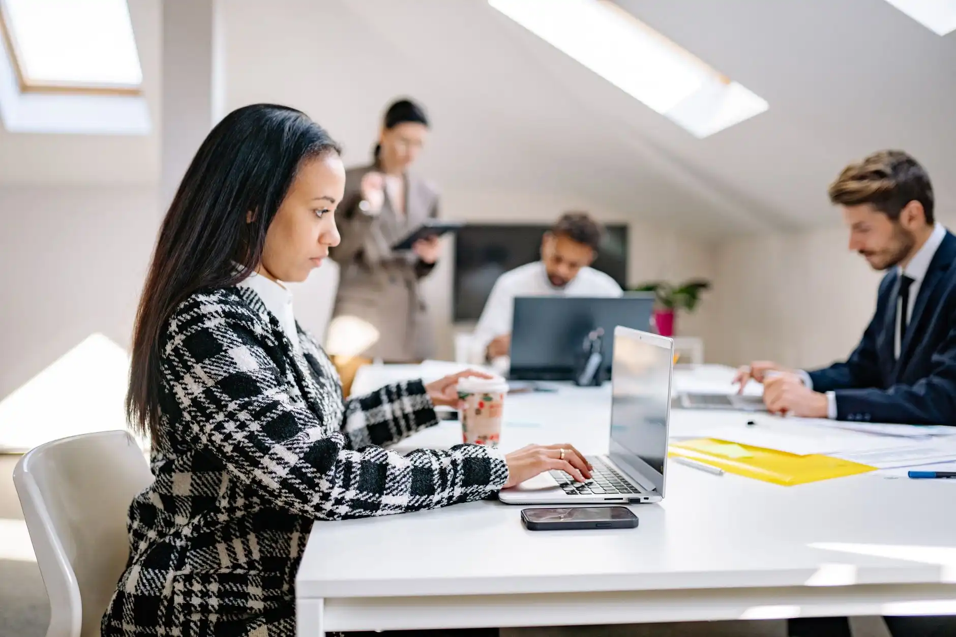 东莞首饰加工厂分享：珠宝镶嵌工艺中爪镶与包镶的适用场景对比