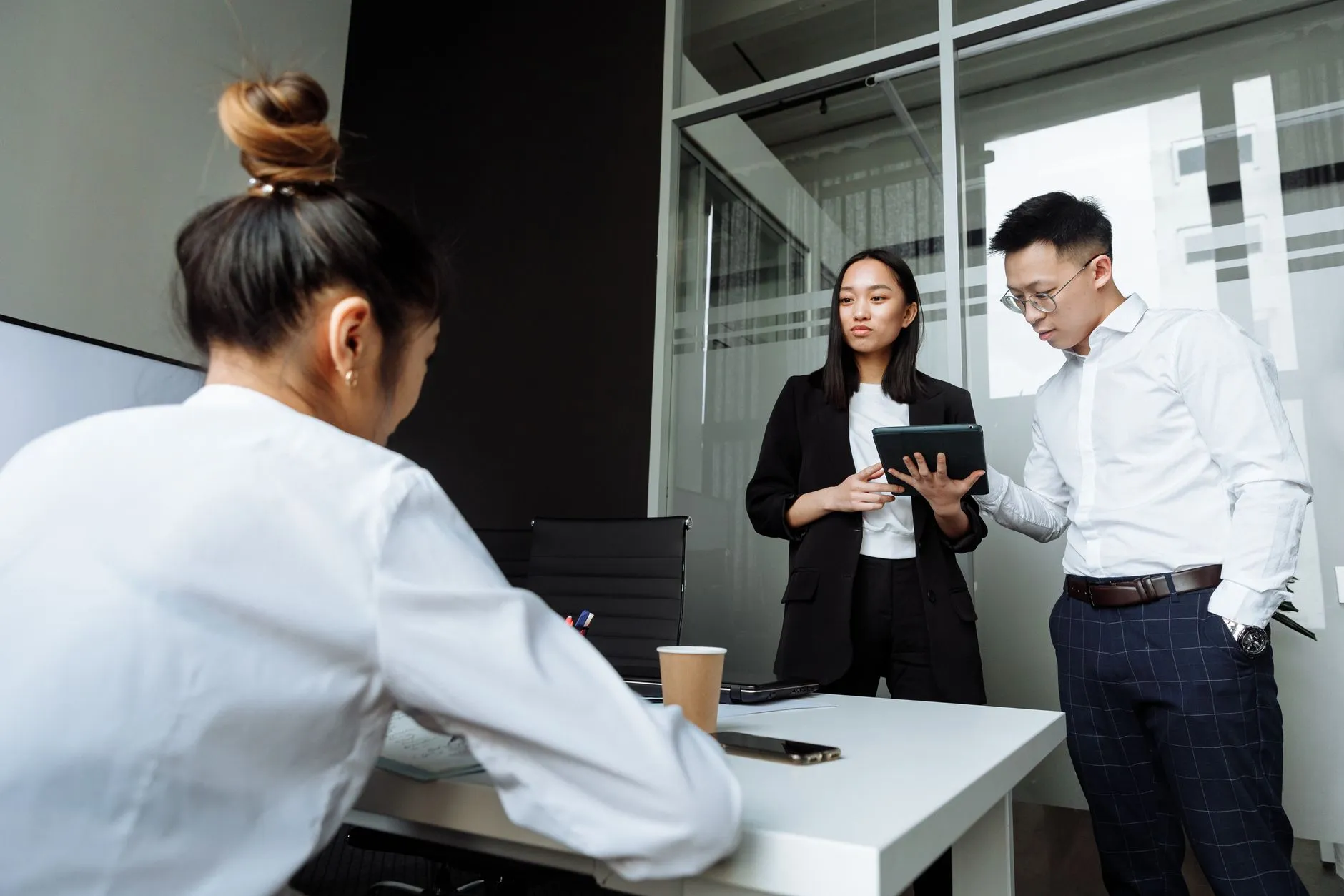 东莞珠宝镶嵌工艺对比：爪镶与包镶的技术优劣解析